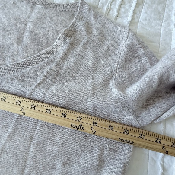 Cashmere Sweater Womens L Large Oatmeal V Neck Pullover Quiet Luxury Old Money - Picture 5 of 7